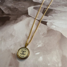 Vintage Treasures Halskæde M. Chanelknap, Hvid/Guld